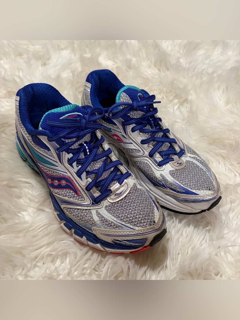 Saucony woman’s guide running shoes size 9